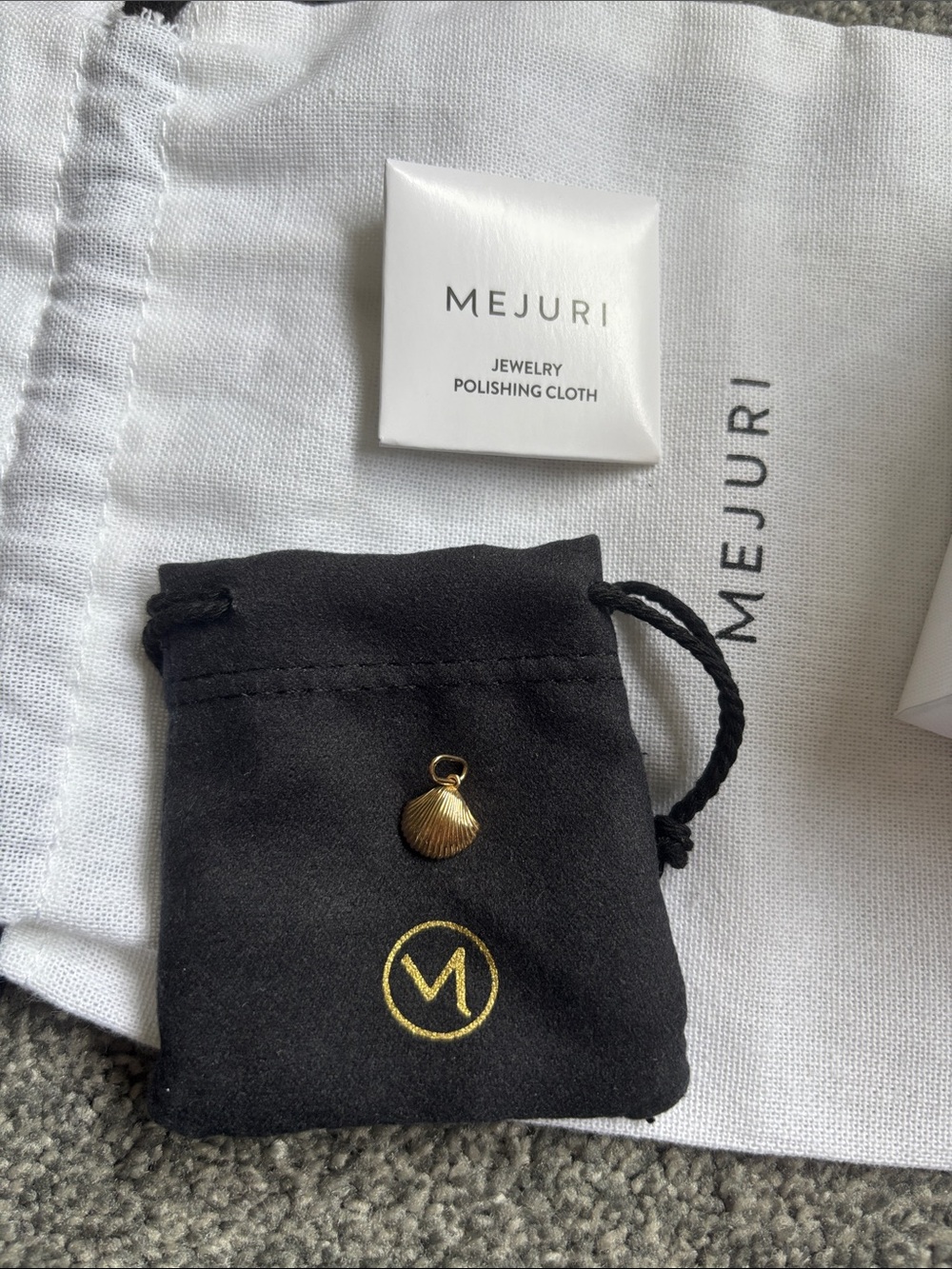 Mejuri Seashell Charm - Picture 4 of 5